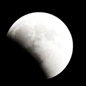 ظاهرتين فلكيّتين في سماء الأردن فجر الإثنين..القمر العملاق الدامي والخسوف في لحظة واحدة