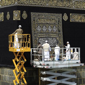 استبدال كسوة الكعبة المشرفة بعد فجر التاسع من شهر ذي الحجة