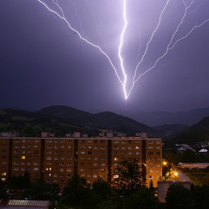 شاهد..لحظة نجاة شابين من صاعقة رعدية أصابت مكانهما في استراليا
