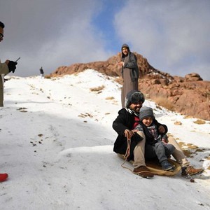 بالفيديو | بالرغم من الحرارة الخمسينية صيفاً .. مناطق في السعودية تتساقط فيها الثلوج في الشتاء 