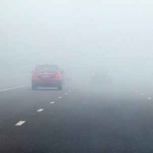 تحديث 9:15 صباحاً | ضباب كثيف يغطي المرتفعات الجبلية العالية وتنبيه من تدني الرؤية الافقية