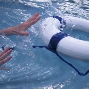 الأمواج العاتية تخطف حياة شاب في البحر وتقذف بآخر على الشاطئ! 