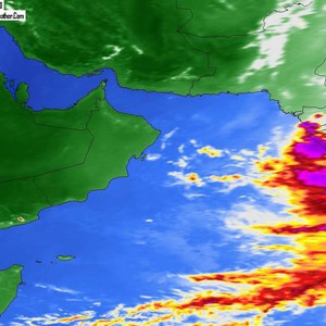 موجة استوائية تؤثر على شمال بحر العرب