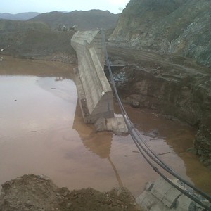 انهيار سد وادي الجرم في الاغوار الشمالية وغرق المركز الصحي