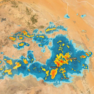 تحديث 9:00م | كميات كبيرة من السُحب الرعدية تندفع نحو القصيم 