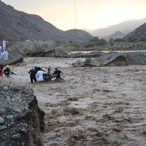 سلوكيات خاطئة يقوم بها السعويون بالتزامن مع تساقُط الأمطار 