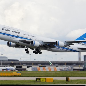 بالصور: شراشف وبطانيات لإنقاذ طائرة كويتية بعد تسرب الهواء