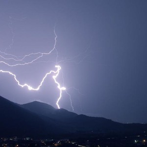 الإمارات - المركز الوطني للأرصاد | سُحب ركامية يرافقها أمطار وانخفاض ملحوظ على درجات الحرارة مع ثاني أيام عيد الأضحى 