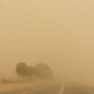 غبار ورياح شديدة على الطريق الصحراوي ما تسببه بإغلاقه... شاهد الفيديو