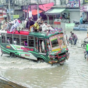 موجة أمطار جديدة تضرب كراتشي وارتفاع عدد القتلى إلى 50 خلال أسبوع واحد