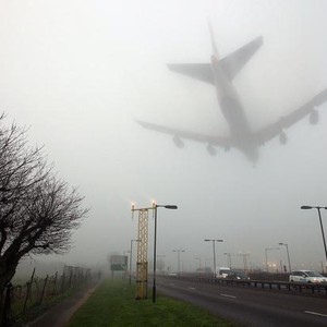 الضباب يعطل حركة الملاحة الجوية في بريطانيا