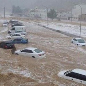 بالفيديو | أمطار رعدية شديدة الغزارة في مكة المكرمة والسيول تداهم الطرق وتحاصر المركبات