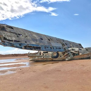 السعودية | الطائرة المثيرة للجدل .. قصة حطام الطائرة كاتالينا الجاثمة على شاطئ تبوك منذ 60 عام!