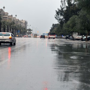 زخات من المطر مع أجواء دافئة نهار الأربعاء ومنخفض جوي مع أجواء شديدة البرودة نهاية الأسبوع