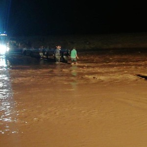 الاردن | إخلاء أشخاص حاصرتهم السيول في منطقة تل حسان 