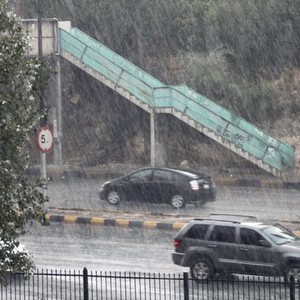 الاحد - اشتداد تاثير المنخفض الجوي .. امطار غزيرة وتنبيه من تشكل السيول وزخات ثلوج فوق قمم الجنوب