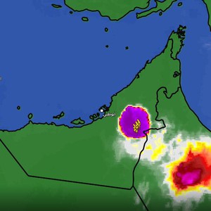 الإمارات - تحديث الساعة 8:00 مساءً | سُحب ركامية قوية جنوب شرق الإمارات وعدة تنبيهات هامة