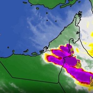 الإمارات - تحديث الساعة 4:00 عصراً | سُحب ركامية ماطرة تؤثر على المناطق الجنوبية الشرقية من للدولة   