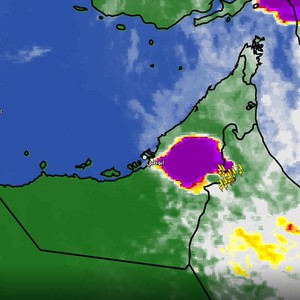 الإمارات | سحابة رعدية تؤثر على أجزاء من مدينة العين ترافقها زخات الأمطار وزخات البرد