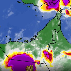 الإمارات - تحديث الساعة 5:00 عصراً | تكون لسُحب محلية ماطرة فوق بعض المناطق 