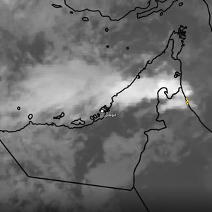 الإمارات - تحديث الساعة 12:00 منتصف الليل | استمرار تشكل السُحب الرعدية على المناطق الشرقية حتى الآن 