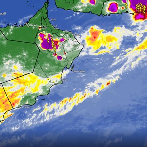 سلطنة عُمان - تحديث جوي: عاصفة رعدية قوية تؤثر على عدة محافظات هذه الأثناء