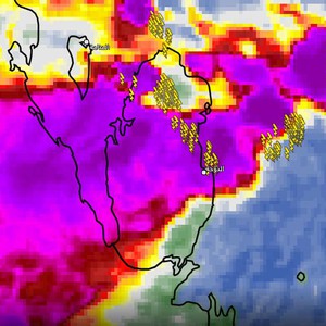 قطر - تحديث الساعة 11:20 صباحاً | سُحب ماطرة على مناطق مختلفة من الدولة تترافق بالبرق والرعد