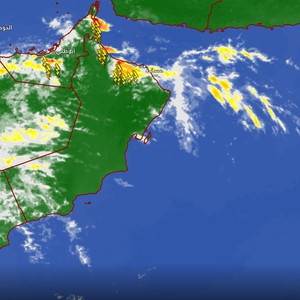 عُمان  - تحديث الساعة 12:00 ظُهراً  : حزام من السُحب الرعدية يؤثر على سلسلة جبال الحجر
