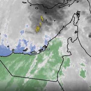الإمارات - تحديث الساعة 12:20 ظهراً | زخات من الأمطار على مدينة دبي واستمرار تقدم السُحب الماطرة