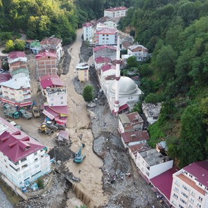 تركيا.. وفاة 8 أشخاص وفقدان 10 في سيول بشمال البلاد