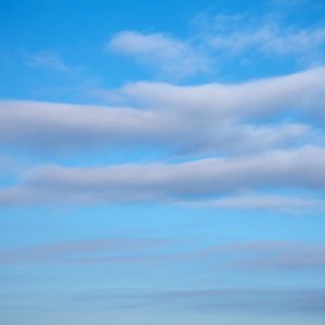 طقس الثلاثاء: درجات حرارة أقل من المعدلات وزخات رعدية متوقعة شمالاً 