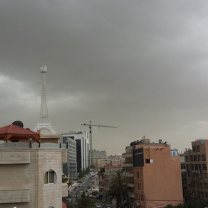 انخفاض على درجات الحرارة وفرصة لزخات أمطار متفرقة يوم الأحد