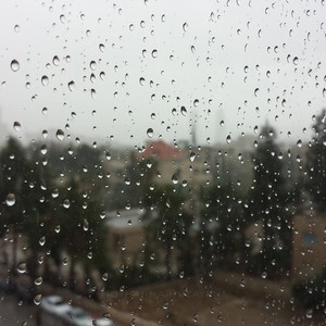 الإثنين.. طقس بارد وغائم جزئياً مع رياح نشطة وفرصة زخات أمطار شمال ووسط البلاد