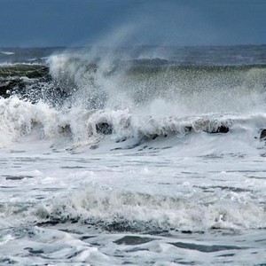 العقبة: غبار وارتفاع للأمواج وفرص أمطار رعدية نهاية الأسبوع