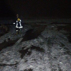 الدفاع المدني ينقذ 10 أشخاص حاصرتهم مياه الأمطار والبرد في الرويشد