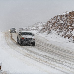بالفيديو | الثلوج تغطي جبل اللوز في تبوك والحرارة دون الصفر المئوي