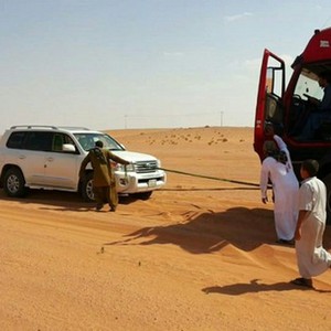 إنقاذ  5 باكستانيين من الموت المُحقق بعد أن علقت شاحنتُهم وسط الصحراء 