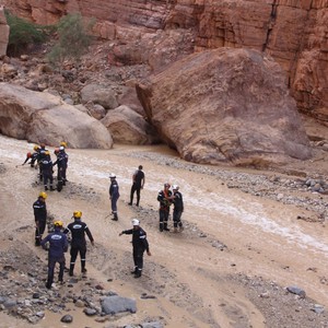 كوادر الدفاع المدني تستكمل عمليات البحث والتفتيش في البحر الميت