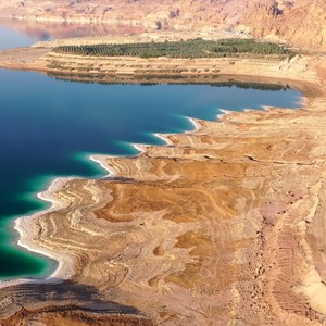الأردن: توصيات بتجنب السباحة في البحر الميت وتثبيت البيوت البلاستيكية أثناء نشاط الرياح الشرقية
