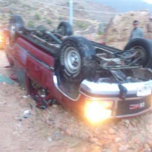 بالصور : نجاة أسرة من حادث انقلاب سيارة بالطائف بعد أمطار غزيرة