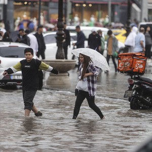 مشاهد صادمة من فيضانات تركيا التي غمرت عدة مقاطعات وتسببت بوفاة وعدة إصابات