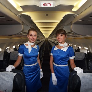 هل تساءلت لماذا يستقبل المضيفون الركاب على باب الطائرة ؟