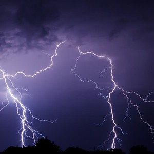 حسابات تواصل اجتماعي تتداول عن وفاة شخص في الرويشد إثر صاعقة رعدية