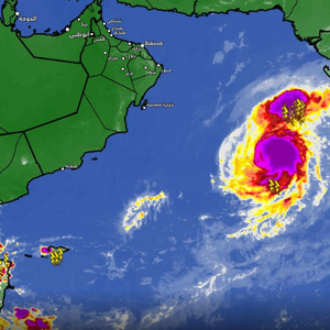 تحديث 1:30 ظُهر الأحد: اعصار مها يبعد عن سواحل سلطنة عمان 850 كم وتوقعات بانحراف مساره خلال الـ 48 ساعة القادمة