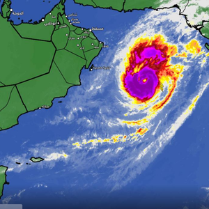 عاجل | الأرصاد العمانية تعلن تراجع تصنيف وشدة إعصار كيار إلى الدرجة الثالثة 