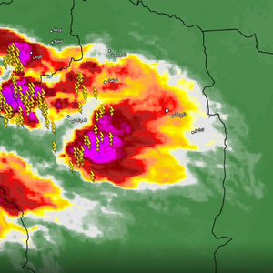 تحديث 8:40م | سُحب رعدية تتقدم نحو القصيم وأمطار متوقعة بعد قليل تترافق بزخات من البرد 