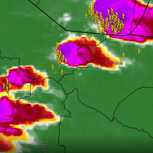 حفر الباطن |  السُحب الرعدية تنشط مُجدداً .. غُبار و أمطار الساعات القادمة 