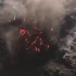 بالفيديو | مواطنون يرصدون تصاعد الأبخرة البركانية والنيران من فوهة ام جرسان شمال المدينة المنورة