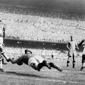 صدق أو لا تصدق .. استكمال مباراة توقفت منذ عام 1930 بسبب الأمطار ! 