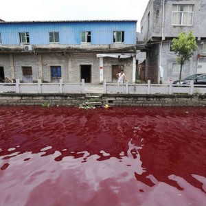 بالصور: قرية صينية تصاب بالذعر بعد تحول النهر إلى لون الدم